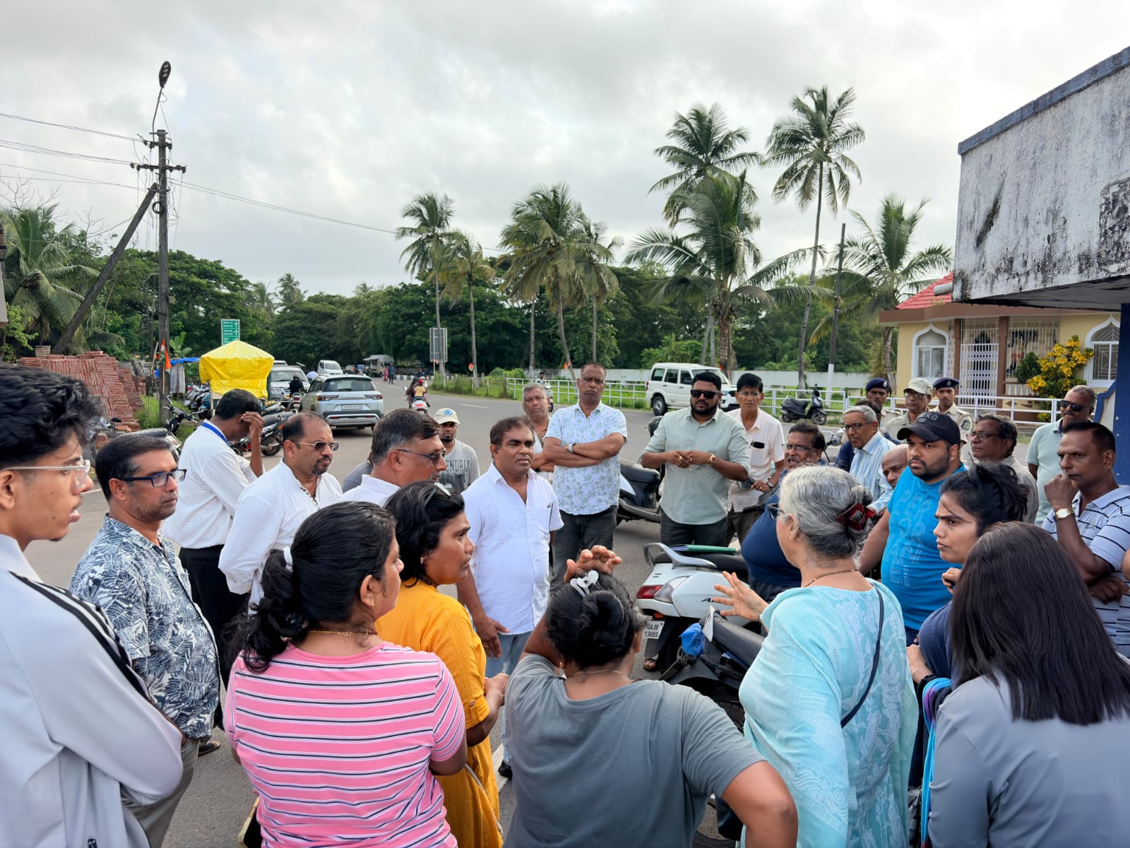 Dandewado Villagers Stop NH66 Expansion Work, Demand Bypass and Clarity on Alignment